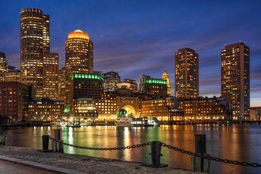 Pürüzsüz su nehri, Massachusetts, Abd şehir silueti, Mimari ve turistik konsepti ile bina ile fantastik alacakaranlık zamanda Fan Pier Boston silueti Sahne