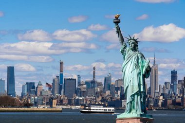 Manhattan, Mimarlık ve Turizm Konsepti 'nin aşağısında yer alan New York şehir manzaralı nehir kenarındaki Özgürlük Anıtı.