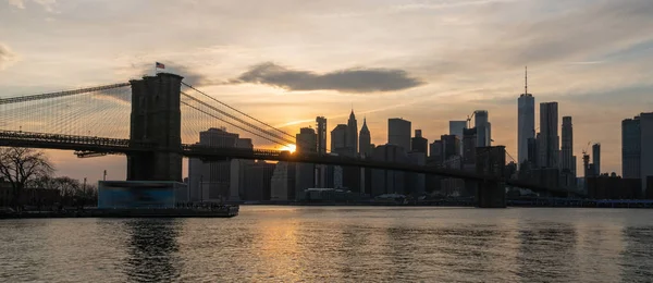 Gün Batımında Doğu Nehri Üzerinde Brooklyn Köprüsü Ile New York — Stok fotoğraf