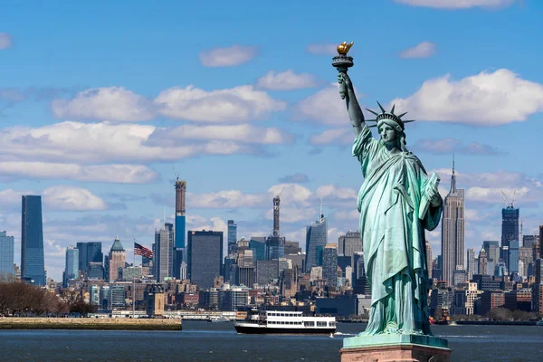 Het Vrijheidsbeeld Boven Scene New York Stadsgezicht Rivier Kant Die — Stockfoto