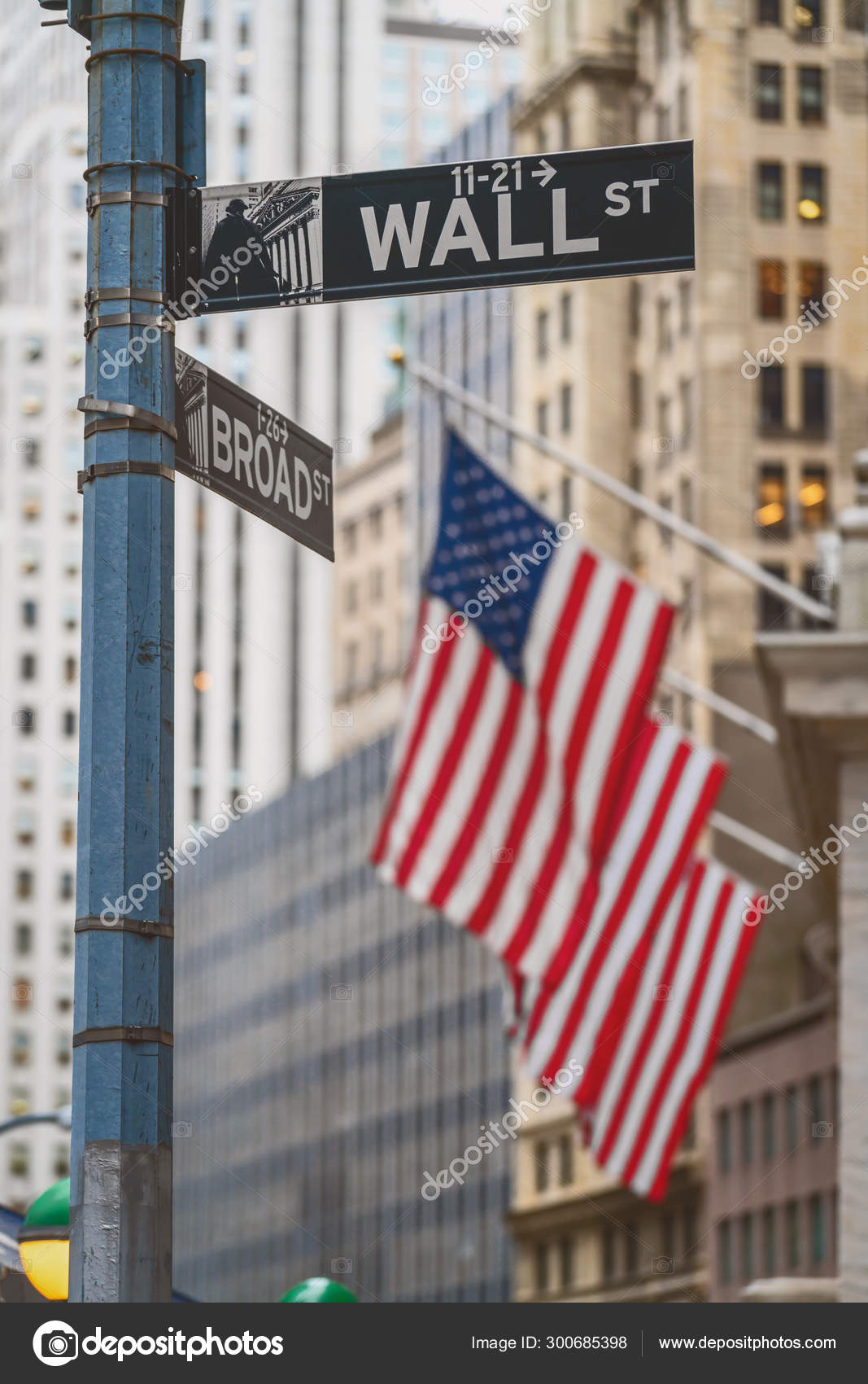 ウォール街ニューヨーク証券取引所の建物の背景の前で アメリカの国旗の上に