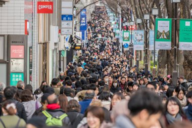 Tokyo, Japonya - Şubat 2019: Tanımlanmamış insan kalabalığı önlemek Harajuku Tarih Şubat 16, moda mall etrafında sokakta 2019 Tokyo, Japonya, kültür ve tıkanıklık kavram yürümeye hareket özgürlüğü