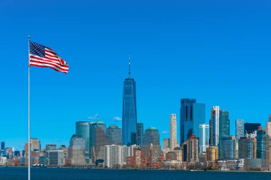 Konumu aşağı manhattan, Mimari ve turistik ve Bağımsızlık günü kavramı ile bina new york cityscape nehir tarafında üzerinde Amerika Bayrağı Sahnesi