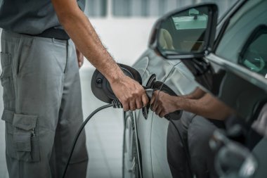 Showroom, ekonomik ve teknolojinin bir parçası olan bakım servis merkezinde otomobil elektriğini güvenli bir şekilde dünya konseptiiçin teknik olarak şarj etme eli