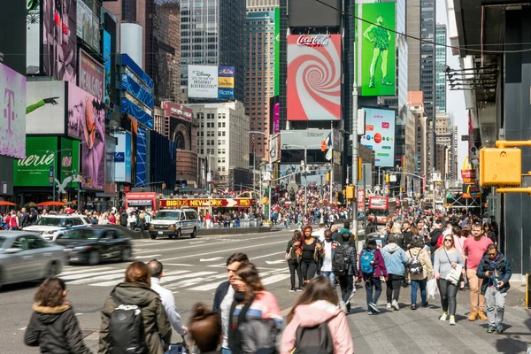 ニューヨーク アメリカ 2019年3月 認識できない様々な観光客が2019年3月30日にニューヨークのタイムスクエアを訪れています ニューヨーク アメリカ合衆国 タイムズスクエアは主要な商業交差点です — ストック写真