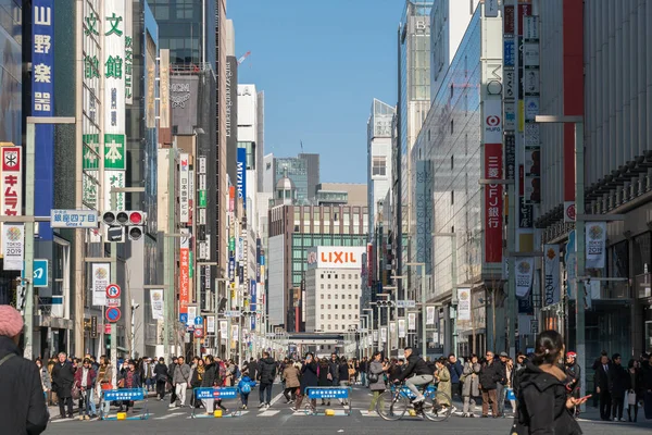 Tokyo, Japonya-Şubat 2019: tanımsız Japon ve yabancı turistler, Ginza Wako ve Ginza Mitsukoshi upmarket etrafında çapraz yürüyüş boyunca Febuary 17, 2019, Tokyo, Japonya.