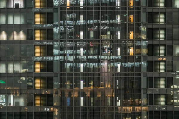 労働時間のリフトで従業員を持つ建物オフフの対称性 輸送コンセプトを持つビジネスマン — ストック写真