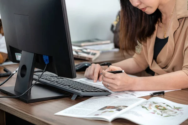 オフィス ビジネス テクノロジーの職場のコンセプトでコンピュータを書き 作業する正式なスーツでクローズアップアジアのビジネスウーマン — ストック写真