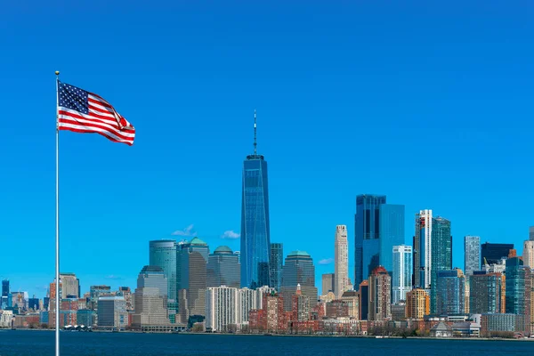 위치가 맨해튼 기념일 컨셉으로 건물인 미국의 국기의 — 스톡 사진