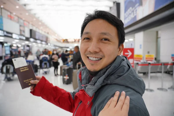 기내에서 비행기를 기다리는 공항에서 친구를 맞이하기 아시아 어깨에 여행자 친절한 — 스톡 사진