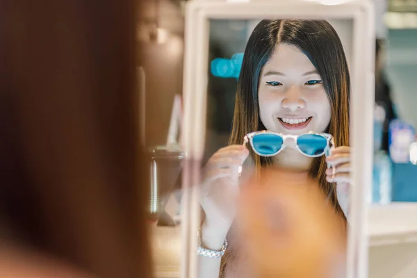 Mujer Asiática Feliz Mirando Eligiendo Gafas Tienda Tienda Grandes Almacenes —  Fotos de Stock