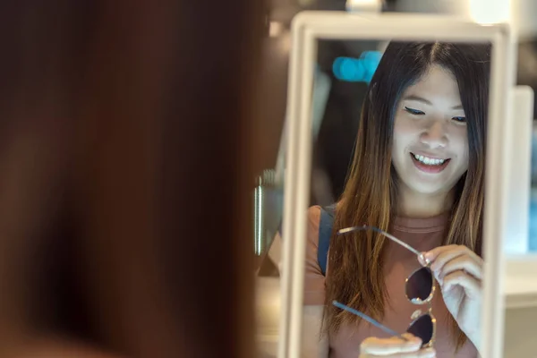 Gelukkige Aziatische Vrouw Zoek Het Kiezen Van Brillen Winkel Winkel — Stockfoto