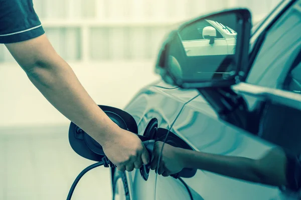 Nahaufnahme Hand Laden Des Autos Elektrisch Wartungsservice Center Das Ein — Stockfoto