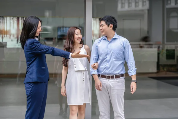 Asya Saleswoman Showroom Önünde Araba Kontrol Etmek Için Çift Müşteri — Stok fotoğraf