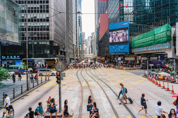 Hong Kong Hongkong Lipiec 2019 Scena Zatłoczonych Pieszych Turystycznych Sklepów — Zdjęcie stockowe