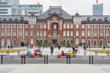 Tokyo, Japonya-Şubat 2019: Crowd tanımsız insanlar ziyaret ve Tokyo Istasyonu ve Marunouchi araba trafiği Tokyo şehir Febuary 19, 2019, bina mimarisi ve dönüm noktası konsepti ile zevk