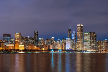Güzel alacakaranlık saatinde Michigan Gölü boyunca Chicago Cityscape nehir tarafı, Illinois, Amerika Birleşik Devletleri, İş Mimarisi ve turistik kavramı ile bina