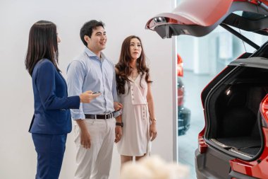 Asya Saleswoman showroom, Müşteri hizmetleri ve satış temsilcisi kavramı çift müşteri araba bagajı hakkında araba özelliği gösteren