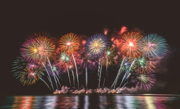 Csodálatos Színes Tűzijáték Felrobbant Celebration Nagy Csónak Tenger Felett Ünneplés — Stock Fotó