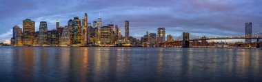 Alacakaranlık saatinde doğu nehri yanında Brooklyn Köprüsü ile New York Cityscape Panorama sahne, Abd şehir silueti, Mimari ve turistik kavramı ile bina