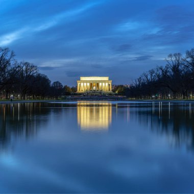 Sahne Abraham Lincoln Memorial yansıma ile alacakaranlık zaman, Washington DC, Amerika Birleşik Devletleri, tarih ve kültür seyahat konsepti için