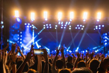 Müzik Fanclub el konser kalabalık cep telefonu alma video kaydı veya Superstar songer, mutlu yeni yıl, yılbaşı ve Festival konsepti ile canlı akış kullanarak