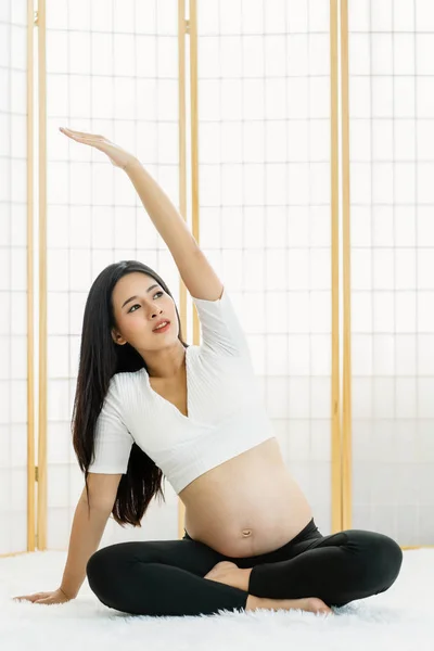 Asya Hamile Oturarak Yoga Ile Egzersiz Yapıyor Whit Halı Üzerinde — Stok fotoğraf