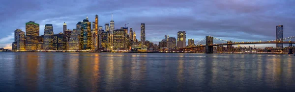 夕暮れ時に東の川のそばにブルックリン橋とニューヨーク市街地のパノラマシーン 宇佐ダウンタウンのスカイライン 建築と観光コンセプトの建物 — ストック写真