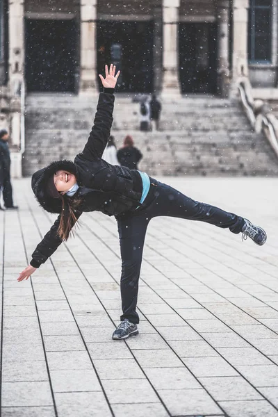 Asiático Jovem Mulher Jogando Neve Quando Neve Apenas Caiu Viajar — Fotografia de Stock