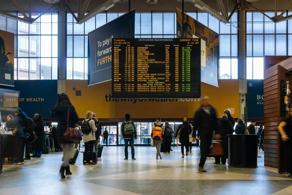 波士顿 2019 无法识别的人和游客访问南站寻找火车信息 2019 在波士顿 马萨诸塞州 Usa — 图库照片