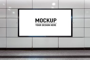 Boş billboard yeraltı salonu veya reklam, mockup kavramı, metro bulunan düşük ışık hızı çekim