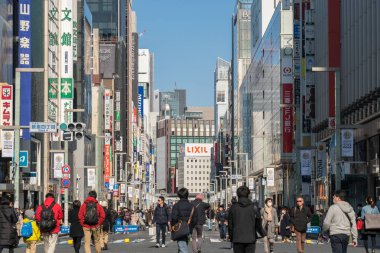 Tokyo, Japonya-Şubat 2019: tanımsız Japon ve yabancı turistler, Ginza Wako ve Ginza Mitsukoshi upmarket etrafında çapraz yürüyüş boyunca Febuary 17, 2019, Tokyo, Japonya.