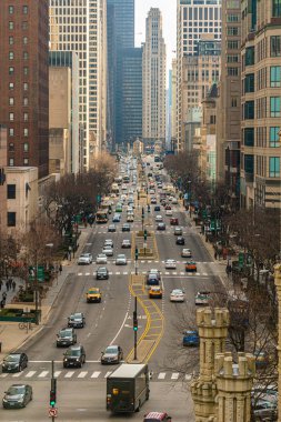 Chicago, Abd - Mar 2019 : 18 Mart 2019 tarihinde Magnificent Mile civarında Chicago Şehrindeki South Michigan Caddesi'ndeki trafiğin en iyi görünümü, Illinois, Amerika Birleşik Devletleri