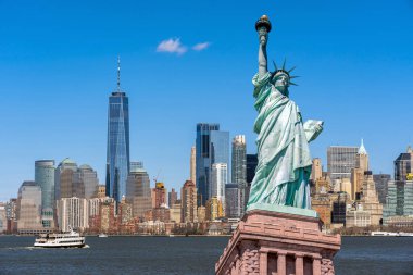Manhattan, Mimarlık ve Turizm Konsepti 'nin aşağısında yer alan New York şehir manzaralı nehir kenarındaki Özgürlük Anıtı.