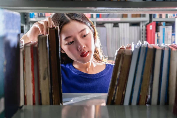 Asiático Joven Estudiante Traje Casual Que Busca Libro Serio Sentimiento —  Fotos de Stock