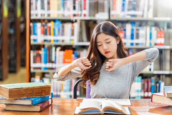 Asiático Joven Estudiante Traje Casual Leyendo Haciendo Estirarse Biblioteca Universidad —  Fotos de Stock