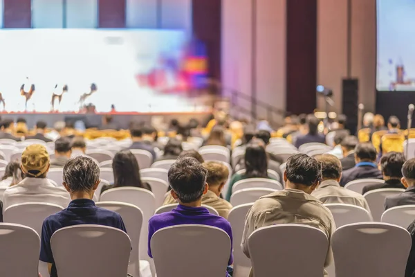 Bakifrån Publik Lyssnar Högtalare Scenen Konferens Hall Eller Seminarium Möte — Stockfoto