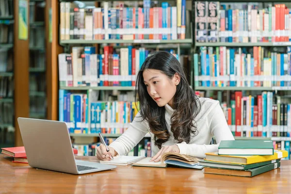 Asiático Joven Estudiante Traje Casual Haciendo Tarea Uso Tecnología Portátil —  Fotos de Stock