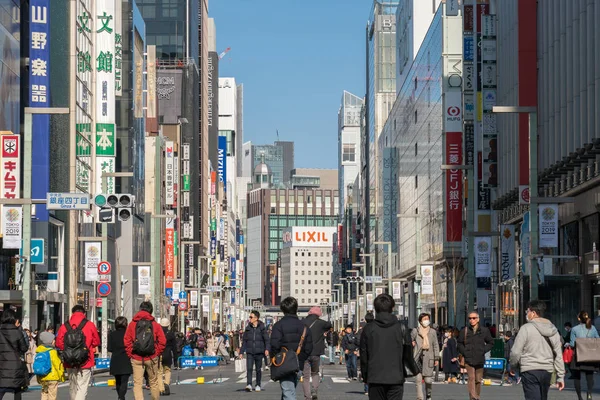 Tokyo, Japonya-Şubat 2019: tanımsız Japon ve yabancı turistler, Ginza Wako ve Ginza Mitsukoshi upmarket etrafında çapraz yürüyüş boyunca Febuary 17, 2019, Tokyo, Japonya.
