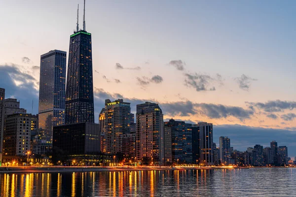 美しい夕暮れ時のシカゴ シティスケープ川側 イリノイ州 アメリカ合衆国 ビジネス アーキテクチャー 観光コンセプトの建物 — ストック写真