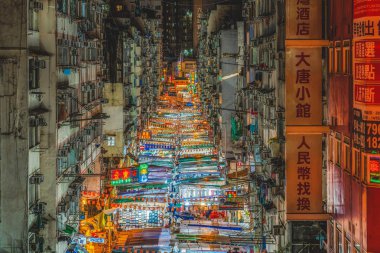 Mong Kok, Hong Kong - Temmuz, 2019 : 4 Temmuz 2019'da Yau Ma Tei istasyonu alanında Public Temple caddesinin en güzel manzara, Hong Kong, Temple Street Hong Kong'un en ünlü gece pazarıdır.