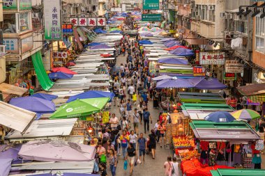 Mong Kok, Hong Kong - Temmuz, 2019 : 6 Temmuz 2019'da Hong Kong'da Mong kok istasyonu alanında geleneksel pazarın en güzel sahnesi