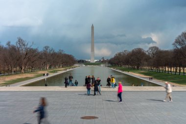 New York, ABD-Mar 2019: tanınmaz çeşitli turistler Kasım Washington Anıtı görebilirsiniz Abraham Lincoln Memorial ziyaret ediyoruz 22, 2019, Washington DC, Amerika Birleşik Devletleri