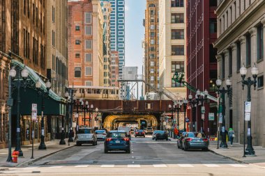 Chicago, Abd - Mar 2019 : Yükseltilmiş Tren Rayları 17 Mart 2019 tarihinde Chicago, Illinois, ABD'de Loop hattındaki bina arasındaki demiryolu raylarının üzerinde çalışıyor
