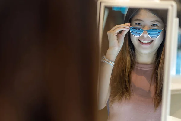 Mujer Asiática Feliz Mirando Eligiendo Gafas Tienda Tienda Grandes Almacenes — Foto de Stock