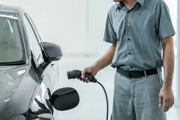 Sénior Asiático Técnico Está Carregando Carro Elétrico Centro Serviço Para — Fotografia de Stock