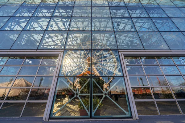 日没時に窓ガラスで海軍桟橋観覧車反射 イリノイ州 アメリカ ビジネスアーキテクチャと観光コンセプトの建物 — ストック写真