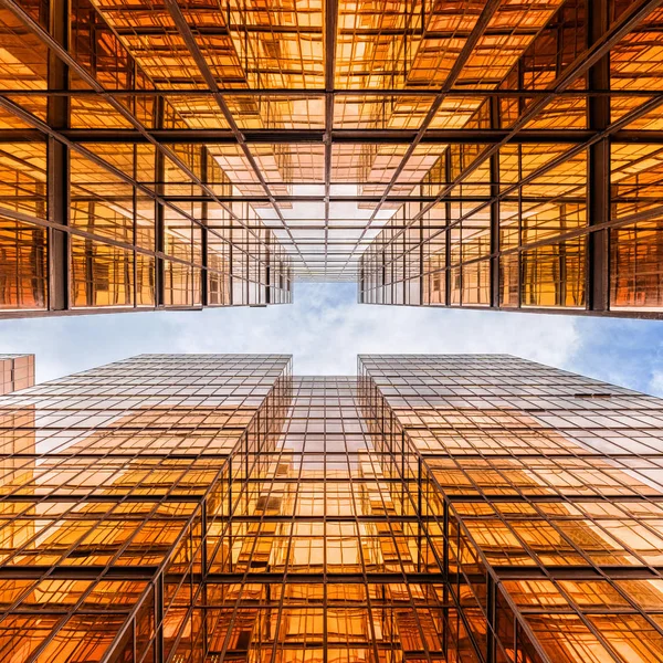 Ángulo Ascendente Del Rascacielos Hong Kong Con Reflejo Nubes Entre — Foto de Stock