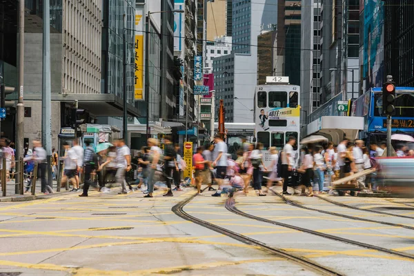2019 香港中环区黄颜色的十字路口上 一通车和有轨电车 行人无法辨认 — 图库照片
