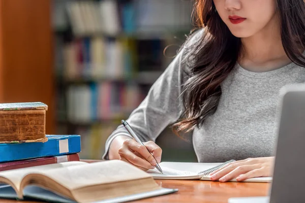 Close Aziatische Jonge Student Hand Schrijven Huiswerk Het Gebruik Van — Stockfoto